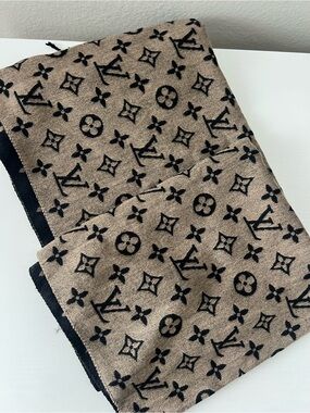 Louis Vuitton Monogram Shawl in Beige and Black